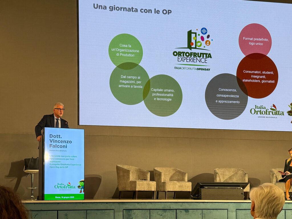 Il valore della filiera nel progetto di comunicazione integrata - Immagine 9 Scatto dal palco del convegno che ritrae Vincenzo Falconi, direttore di Italia Ortofrutta, durante il suo intervento.