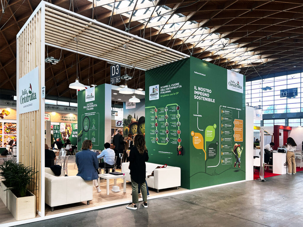 The value of the supply chain at the heart of an integrated communication project - Immagine 7 Image of the final booth setup.Fotografia laterale dello stand realizzato.