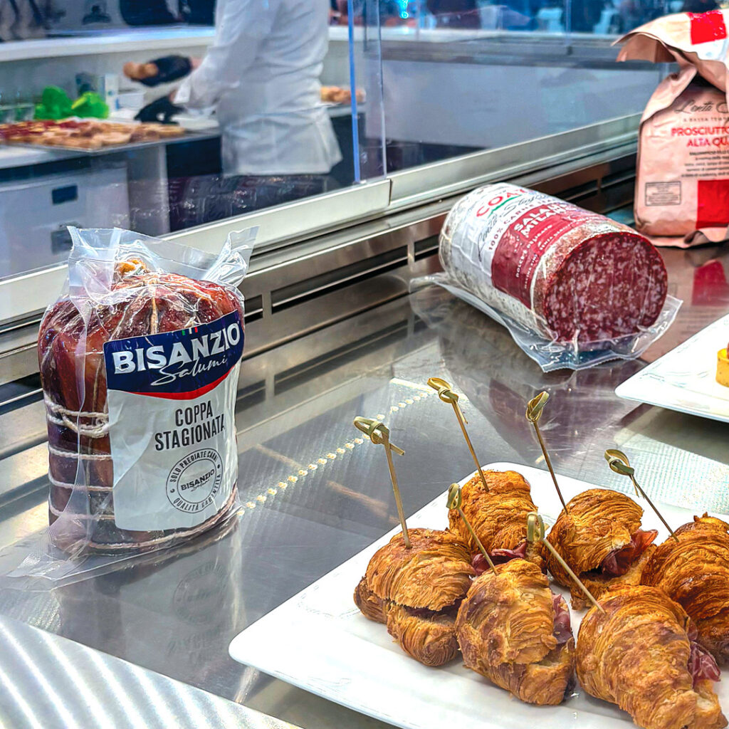 immagine dello stand con il pack di Coppa Stagionata di Bisanzio Salumi.