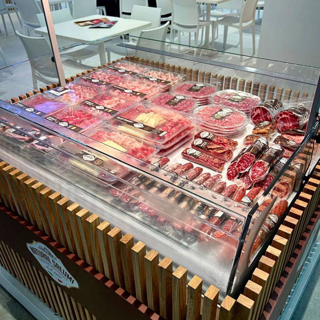 foto dall'alto dello stand di Bisanzio a Tuttofood Milano con la veduta di tutti i prodotti del brand Natural Salumi.